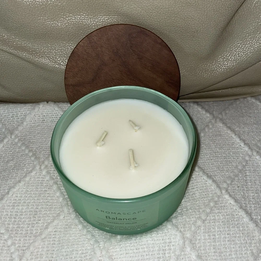 NWT Aromascape Waterlily Melon Candle.  13.5oz. - Picture 2 of 3